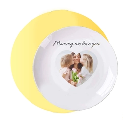 White decorative plate with a heart-shaped photo of a mother and children and the caption 'Mommy we love you' on a pale yellow circle background.
